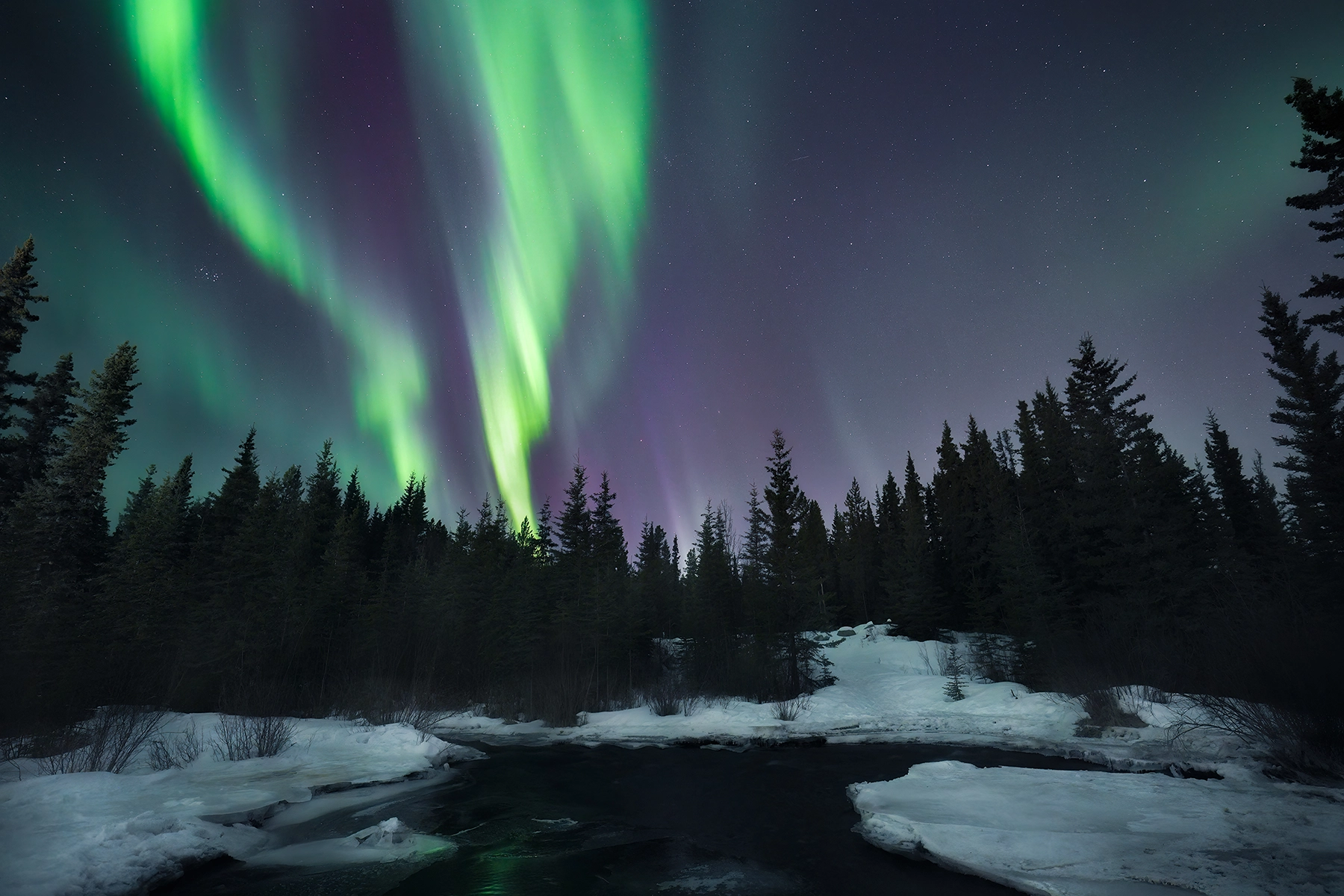 Aurora boreal fotografiada con un rápido objetivo gran angular F2.8.