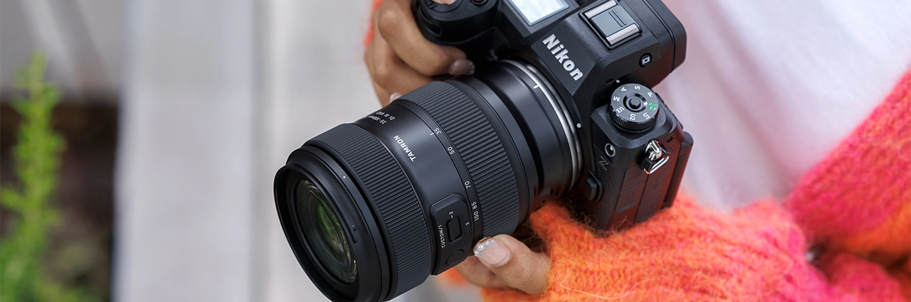 Lente Tamron 35-100 mm F/2.8 Di III VXD montada em uma câmera sem espelho Nikon Z para fotografia de retratos e eventos.