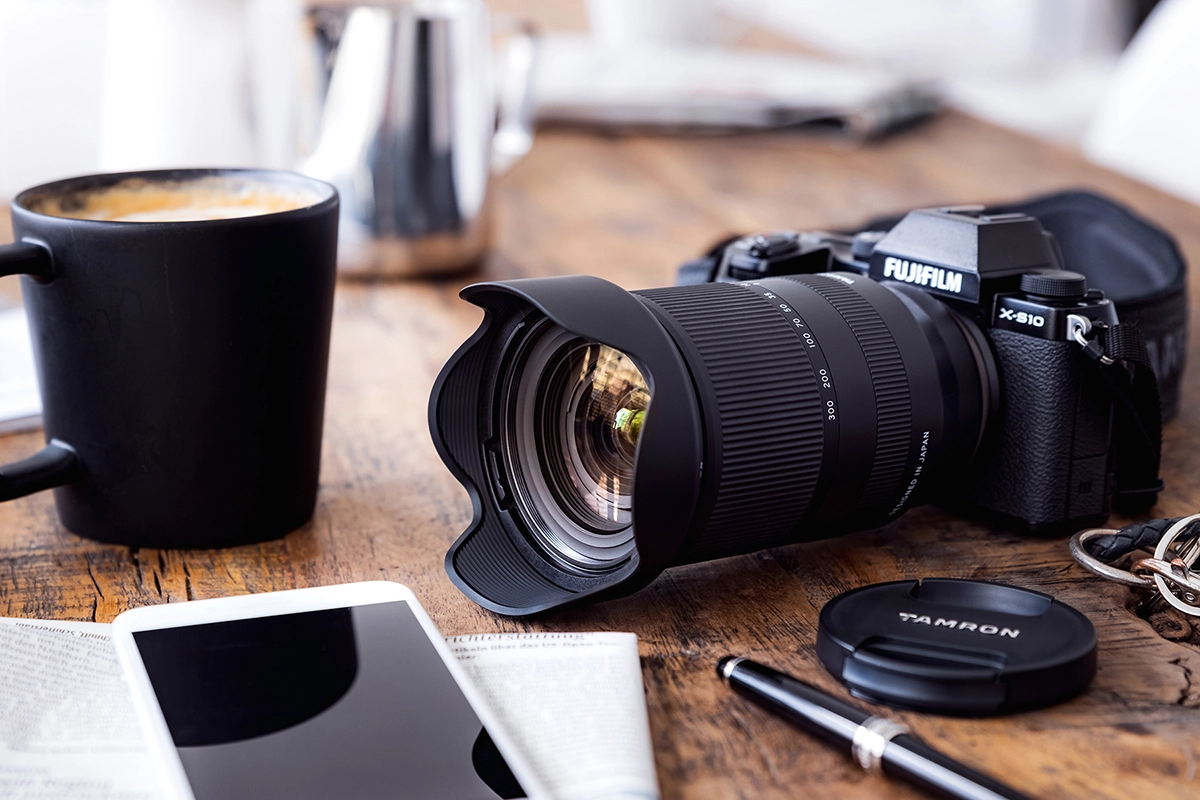 Objectif zoom Tamron 18-300mm tout-en-un monté sur un appareil photo Fujifilm de la série X.