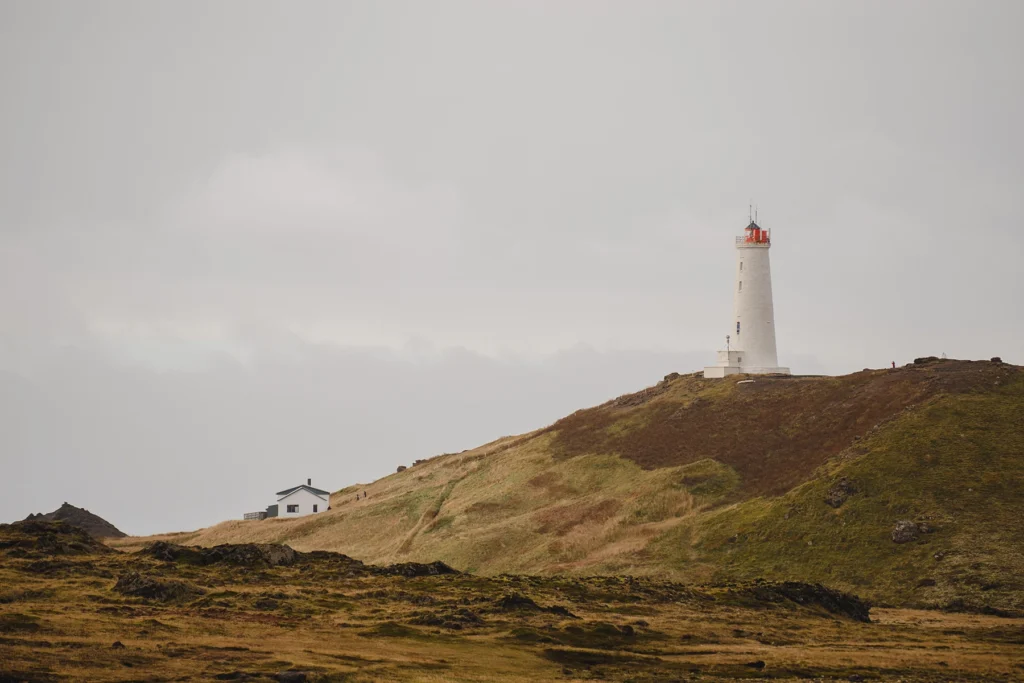 Faro en lo alto de una colina
