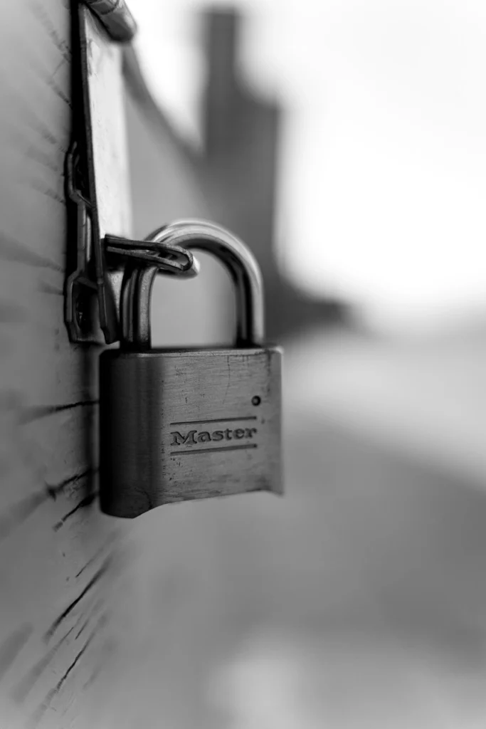 Une boîte à serrure avec un seul cadenas suspendu à l'intérieur