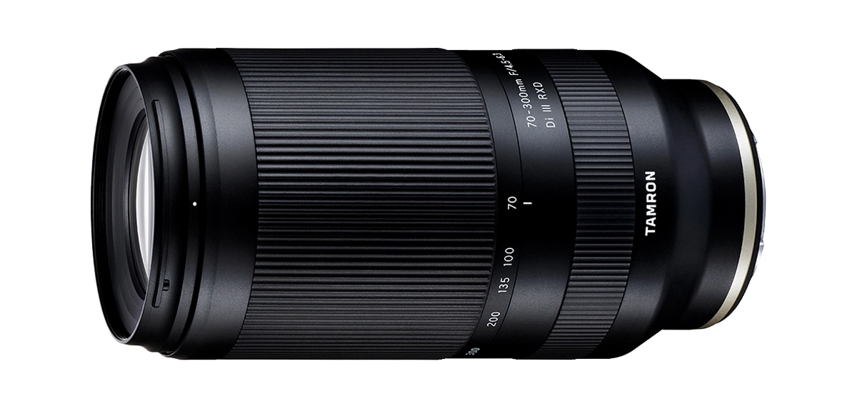 Side view of the Tamron 70-300mm F/4.5-6.3 Di III RXD lens, a lightweight telephoto zoom designed for full-frame mirrorless cameras, ideal for sports, wildlife, and portraits.
