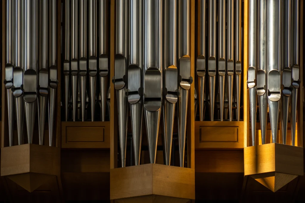 Gros plan sur des tuyaux d'orgue