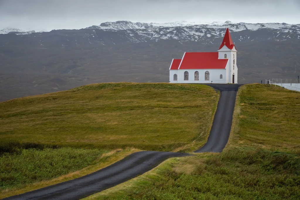 Une église isolée dans la campagne islandaise