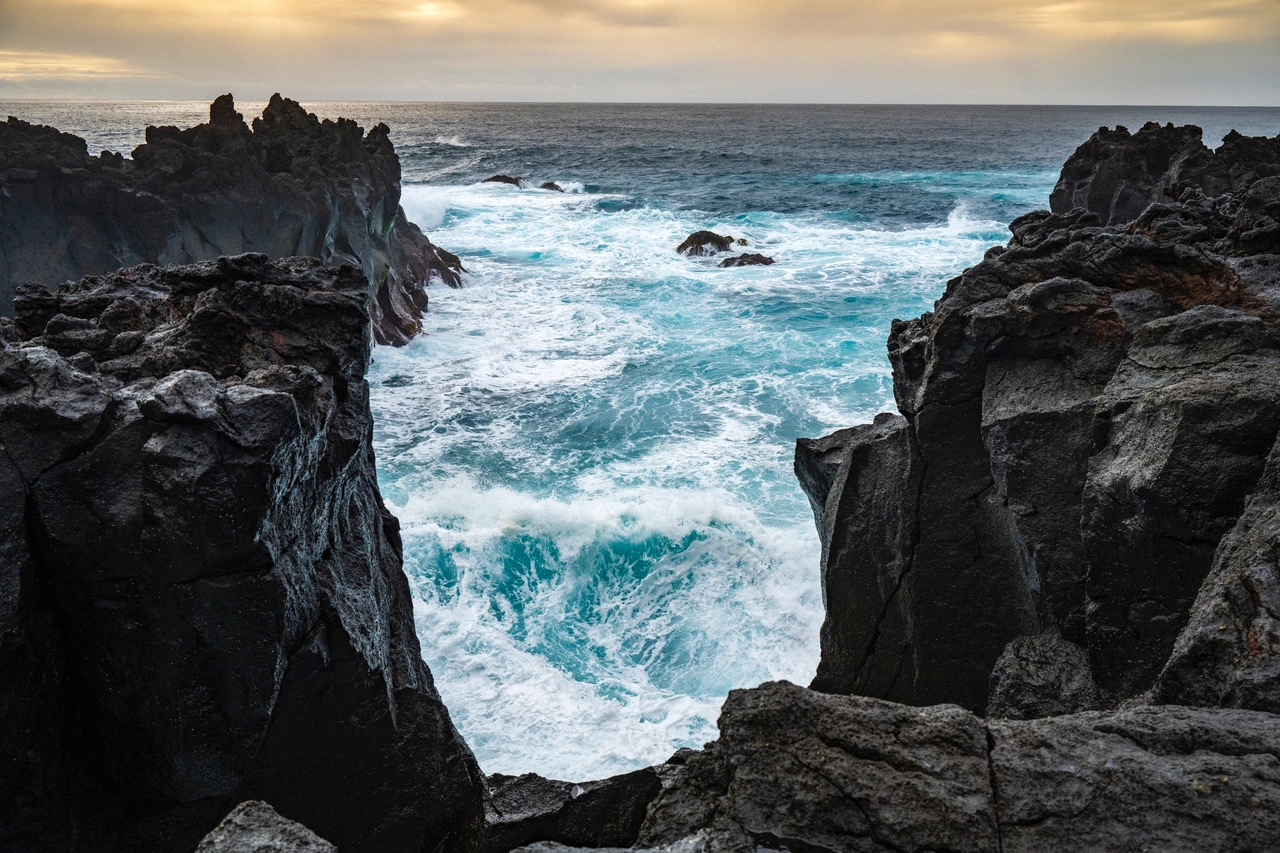 Crashing waves and volcanic cliffs – how to photograph the Azores using fast shutter speed 