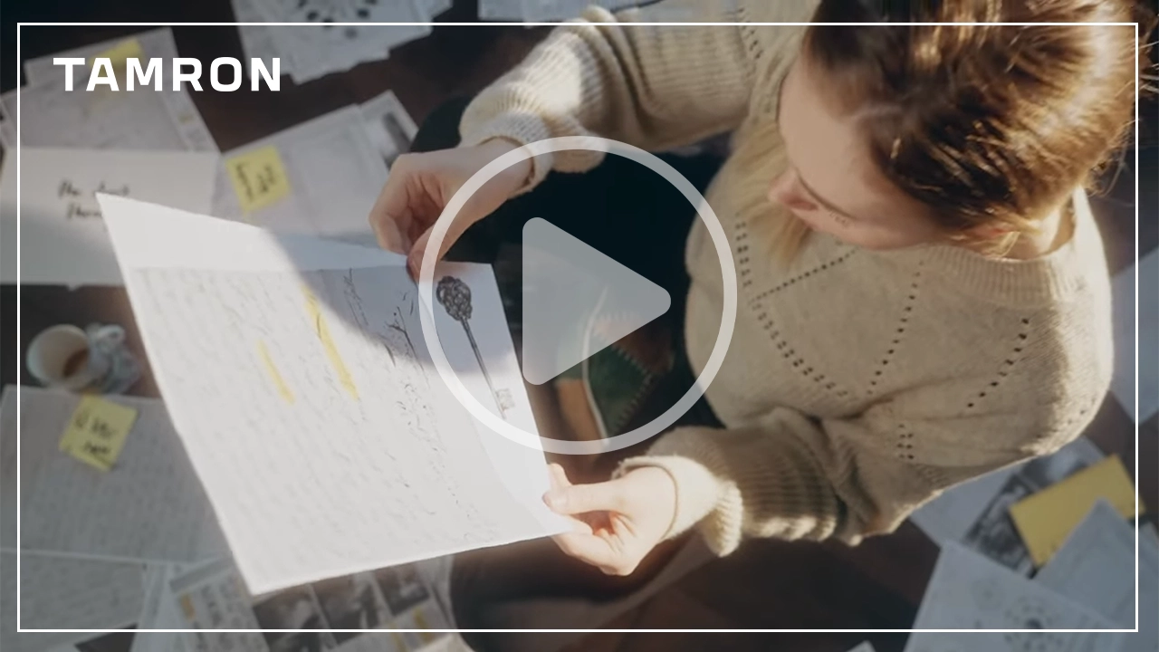 Una mujer lee una carta manuscrita en una escena dramática, que ilustra los fundamentos del trabajo de cámara para la grabación de vídeo y la expresión emocional.