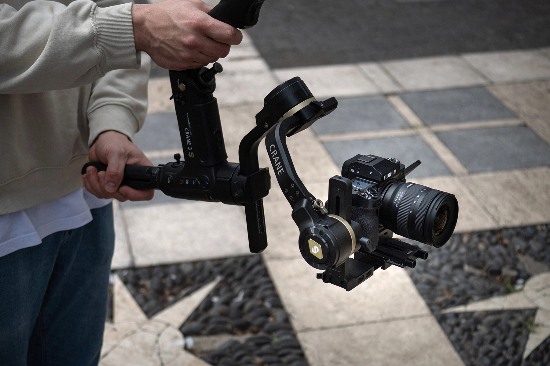 Filmagem com uma câmera sem espelho Fujifilm e lente Tamron montada em um gimbal - como fazer um vlog com uma câmera sem espelho usando equipamento de estabilização.