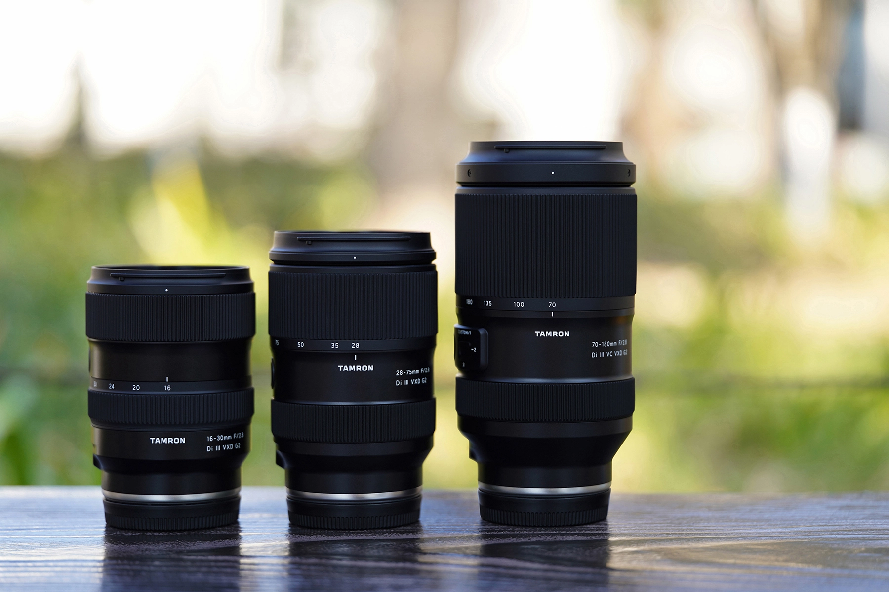 La gamme d'objectifs Tamron G2 est présentée côte à côte : 16-30 mm F2.8 G2, 28-75 mm F2.8 G2 et 70-180 mm F2.8 G2 - un trio léger à ouverture rapide pour les appareils photo sans miroir.