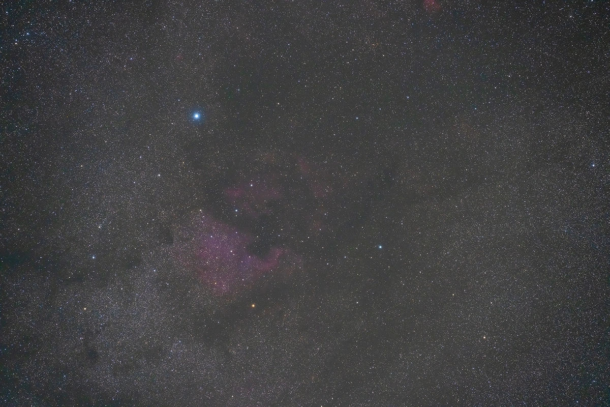 Nebulosa Norteamérica y campo estelar captados con el objetivo zoom ultrarrápido todo en uno Tamron 35-150mm.