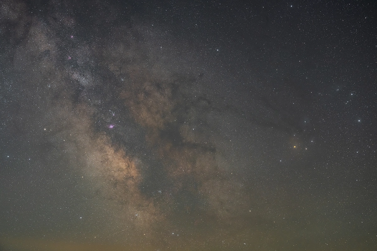 Vista detallada de la Vía Láctea mostrando nebulosas y cúmulos estelares captada durante una sesión de astrofotografía de cielo profundo.