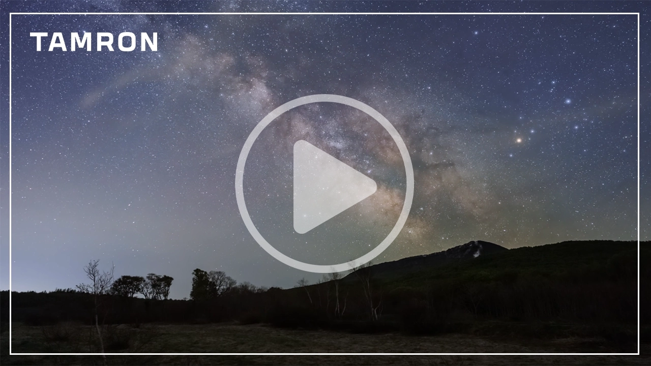 Imagen en miniatura del vídeo de TAMRON que muestra un time-lapse de la Vía Láctea sobre un paisaje montañoso bajo el cielo nocturno para la demostración de Astro Focus Lock.