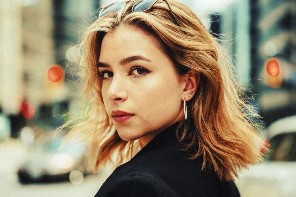 Retrato em close de uma mulher nas ruas da cidade.