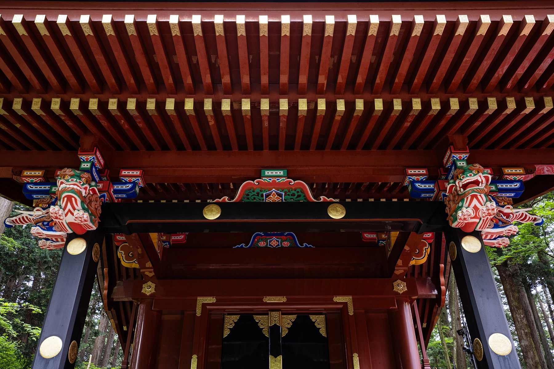 Toit rouge du temple avec décorations de dragons