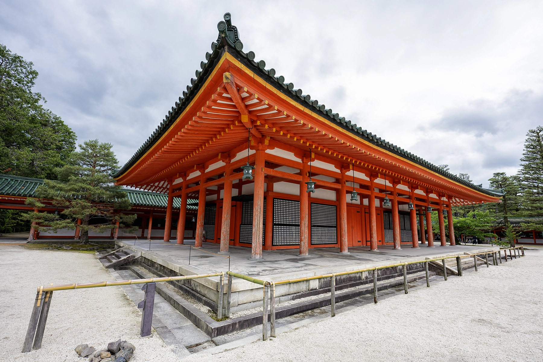 Vue en angle d'un temple japonais