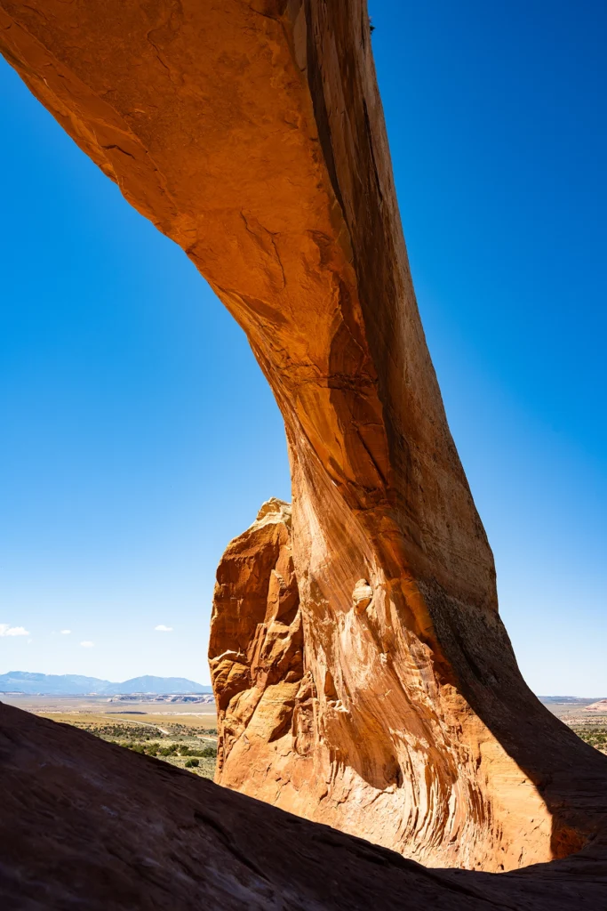 Un arco natural con cielos azules despejados