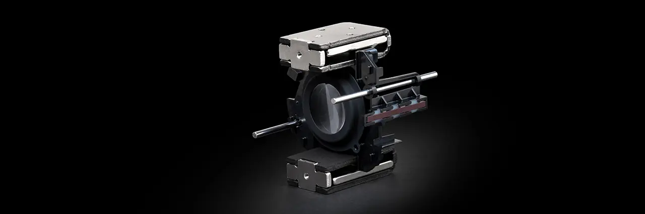 Primer plano del avanzado mecanismo de autoenfoque VXD de Tamron, la tecnología que impulsa el mejor objetivo para foto y vídeo con un enfoque rápido, silencioso y preciso para los fotógrafos híbridos.