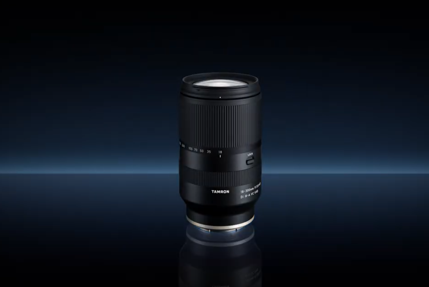 Objetivo Tamron 18-300 con fondo negro y azul
