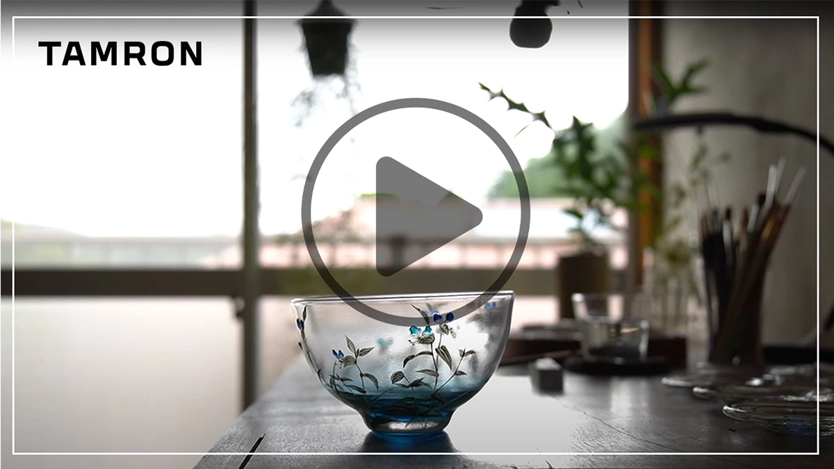 Miniatura de un vídeo que demuestra la respiración de enfoque al grabar vídeo con una cámara sin espejo utilizando como sujeto un cuenco de cristal sobre una mesa en un estudio con luz tenue.