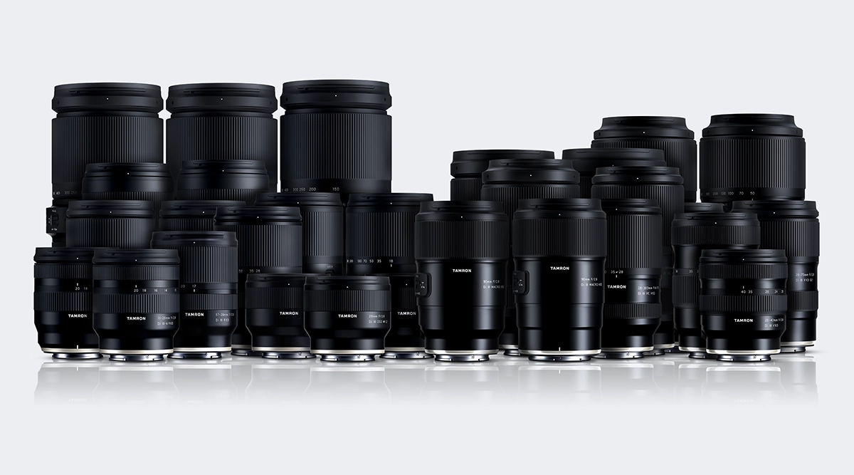 Imagen de grupo de varios objetivos TAMRON para cámaras sin espejo dispuestos uno junto al otro, mostrando distintas distancias focales y diseños.