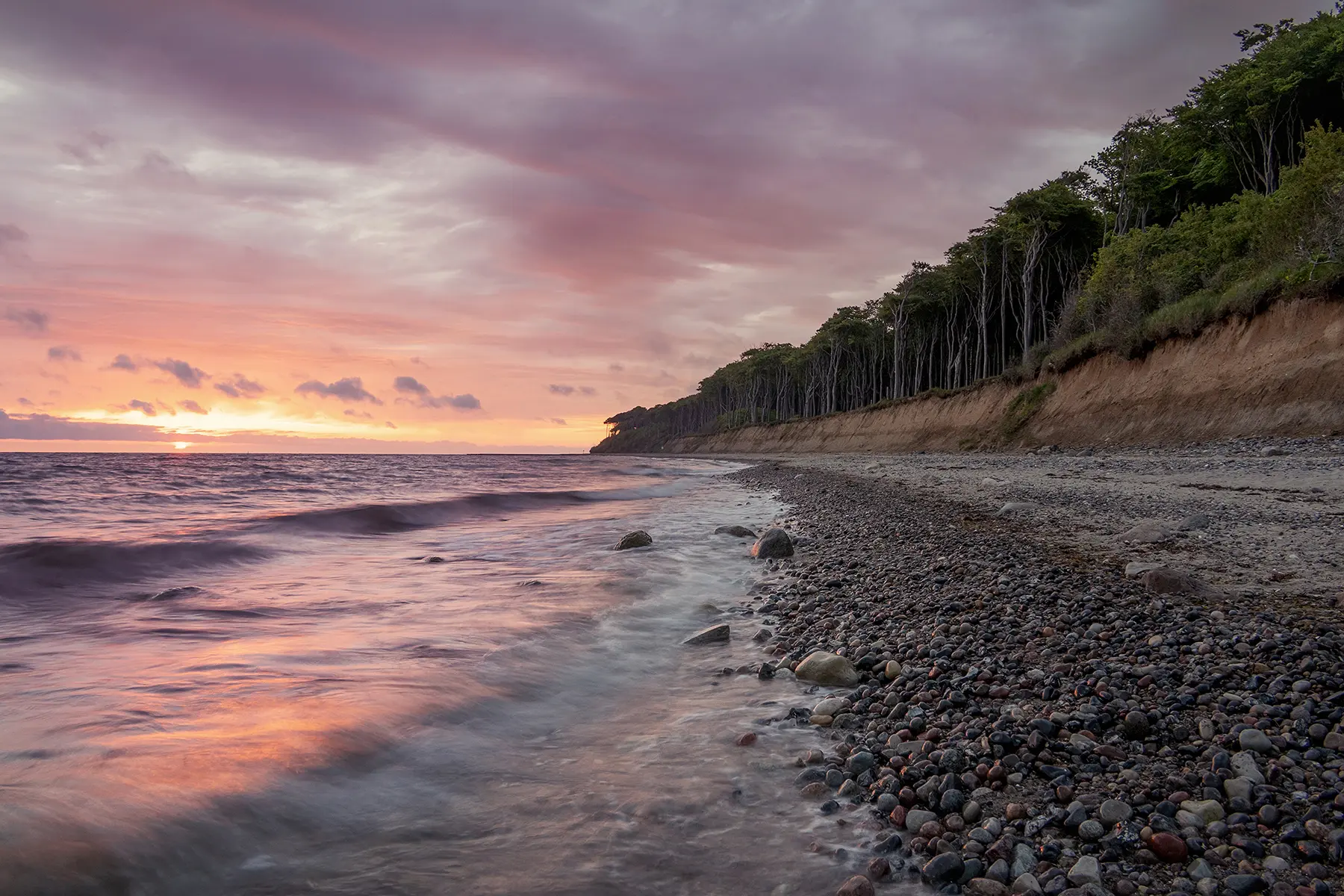 Scène de plage au coucher du soleil prise avec un objectif zoom tout-en-un