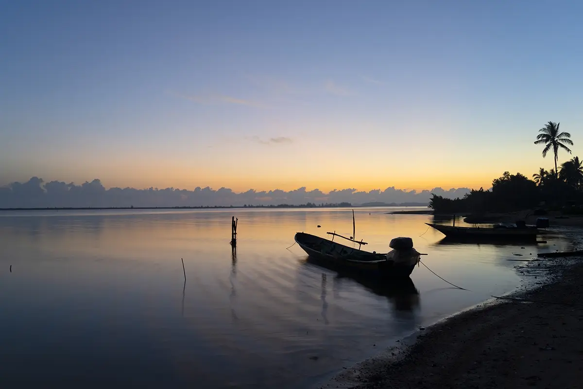 Foto da hora azul iluminada com silhuetas e céu crepuscular.