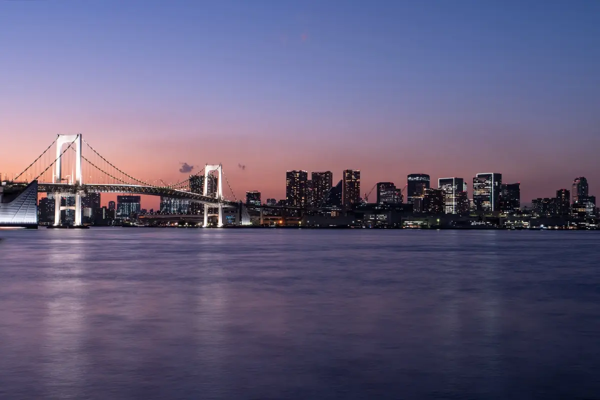 Horizonte da cidade e luzes da ponte na hora azul da noite.