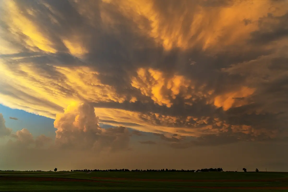 Foto da hora mágica capturando o céu brilhante e o horizonte ao pôr do sol.