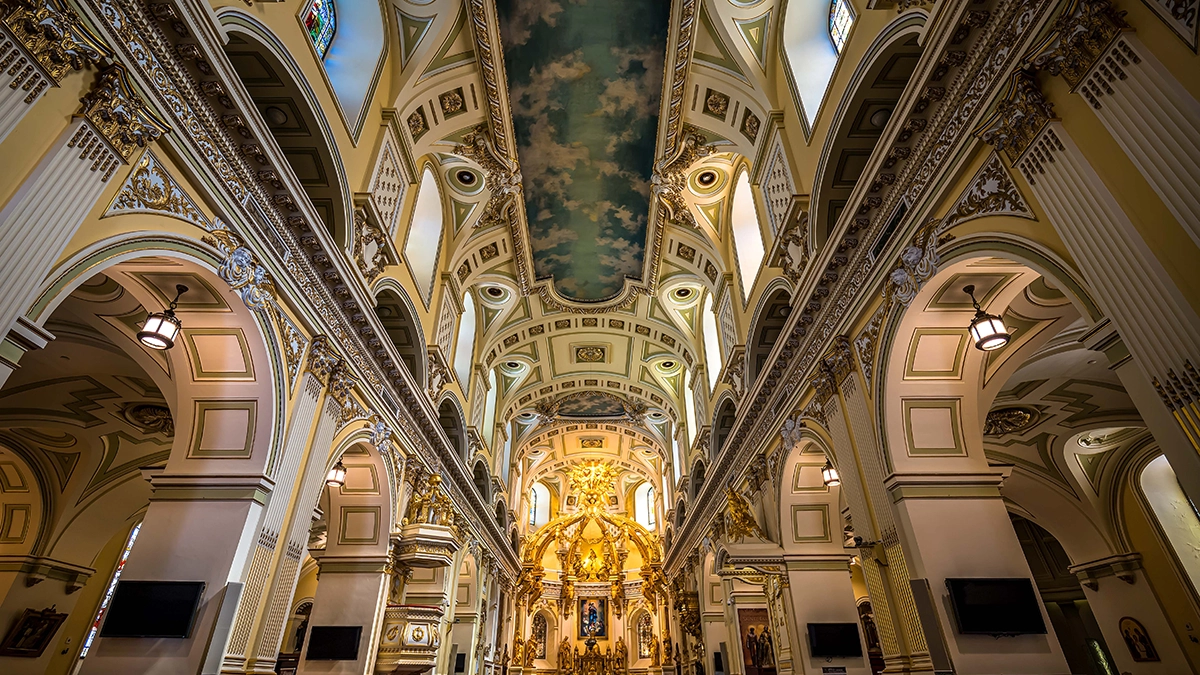 Interior de una gran iglesia capturado con el objetivo ultra gran angular Tamron 16-30 mm F/2,8 Di III VXD G2, ideal para fotografía de viajes y arquitectura con detalles nítidos y una perspectiva espectacular.