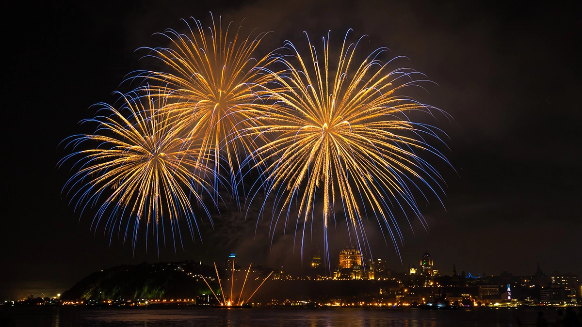 Fuegos artificiales captados con el gran angular Tamron 16-30 mm F/2,8 Di III VXD G2, que demuestra su capacidad como objetivo de fotografía de paisajes para escenas nocturnas vibrantes.