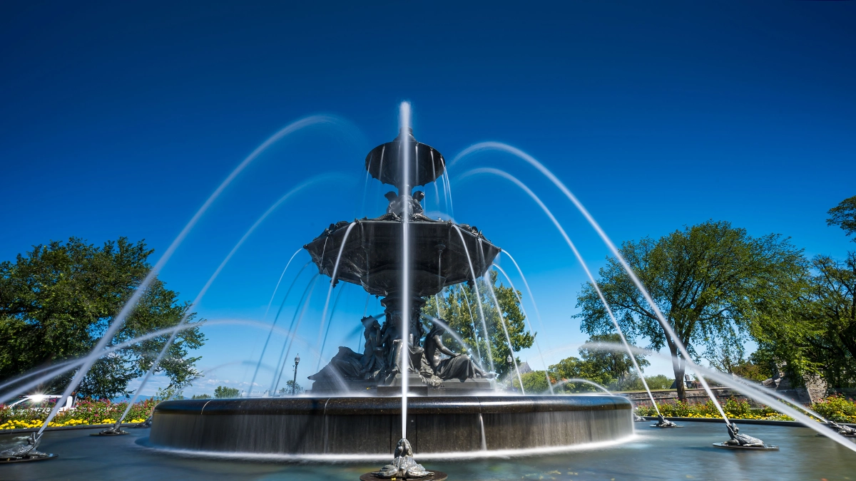 Fuente capturada a la luz del día con el gran angular Tamron 16-30 mm F/2,8 Di III VXD G2, que muestra el desenfoque de movimiento con un filtro ND, perfecto para la fotografía de viajes y arquitectura.