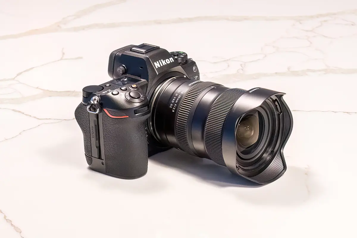 Objetivo gran angular Tamron 16-30 mm F/2,8 Di III VXD G2 montado en una cámara Nikon Z, una opción versátil para la fotografía de paisajes, viajes y arquitectura.
