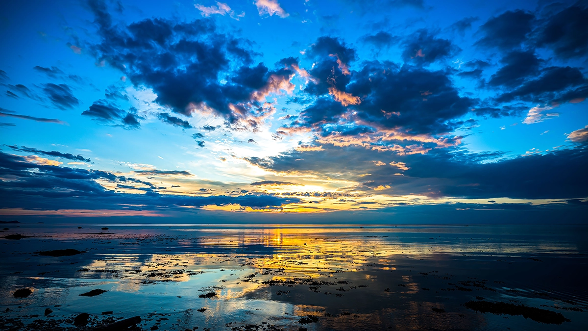 Vívida puesta de sol sobre el mar captada con el Tamron 16-30 mm F/2,8 Di III VXD G2, un objetivo gran angular ideal para la fotografía de paisajes y escenas de viajes.