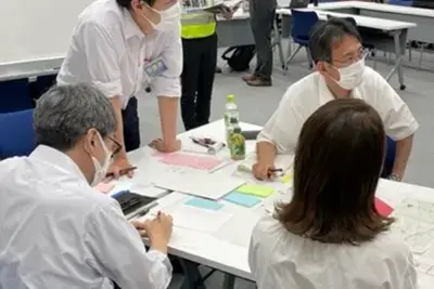 Les employés de Tamron participent à un exercice de formation en cas de catastrophe.