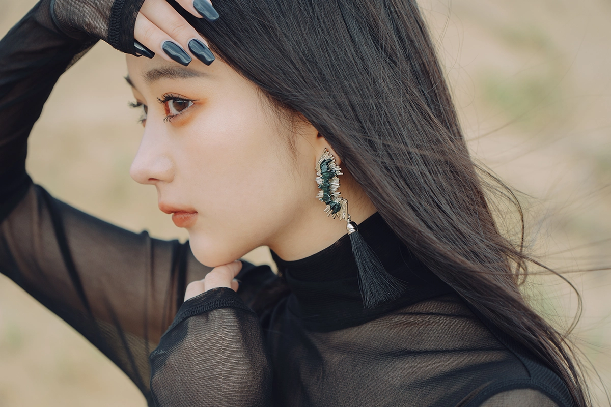 Retrato en primer plano de una mujer con el pelo largo fotografiado con una cámara APS-C, que muestra detalles y nitidez con un suave desenfoque del fondo.