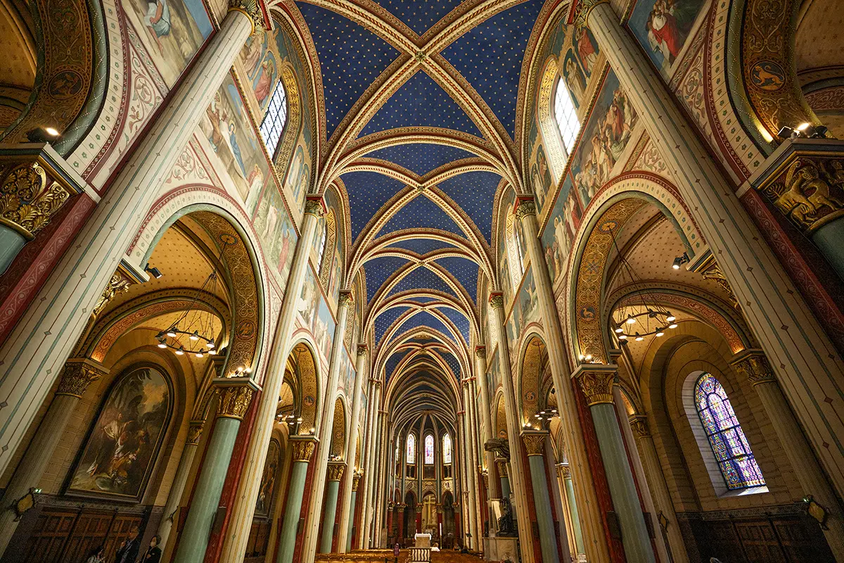 Intérieur d'une cathédrale à Paris.