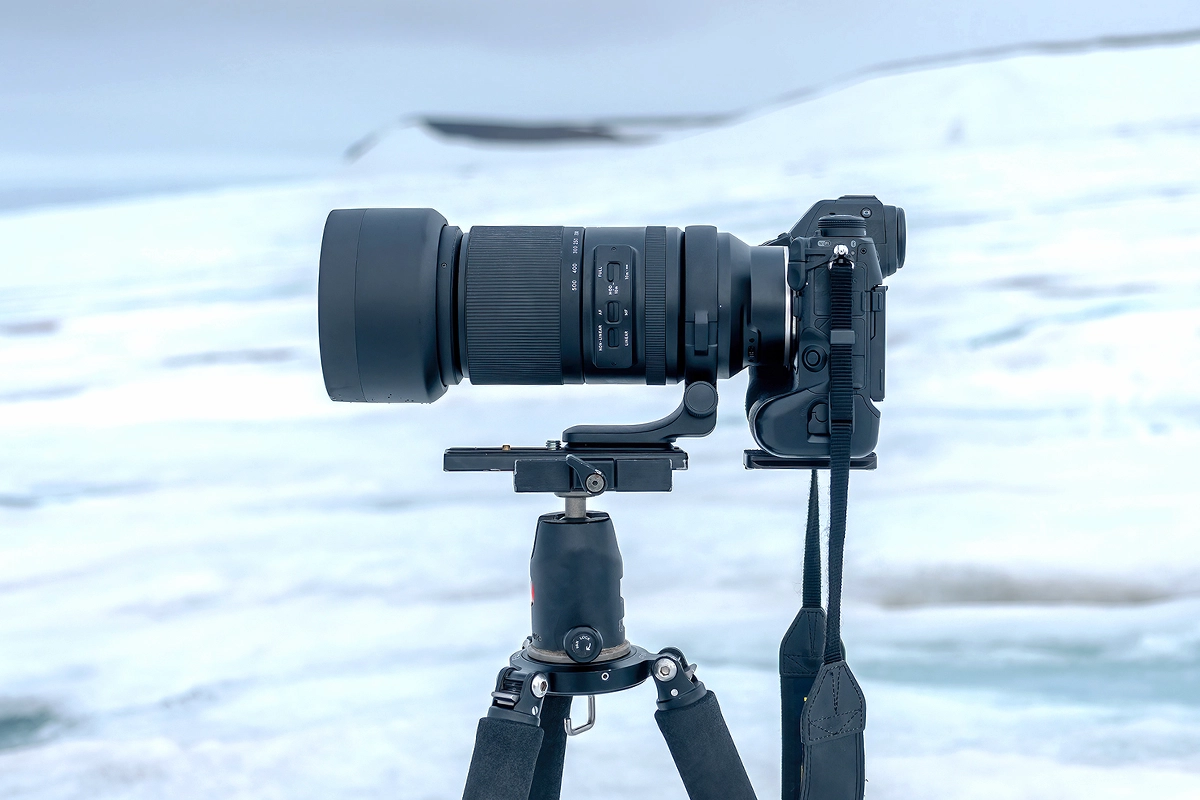 Telephoto zoom lens mounted on a tripod for moon photography.