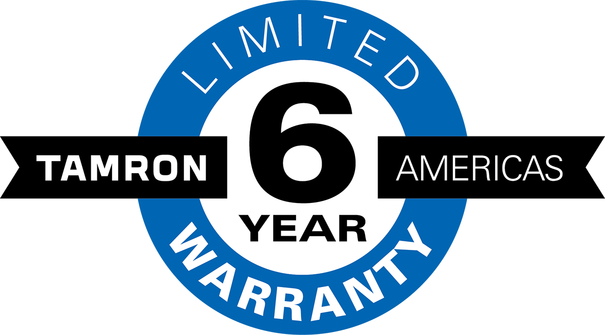 Logotipo de la garantía limitada de 6 años de Tamron Americas en azul, blanco y negro, que representa el compromiso de Tamron con la calidad del producto y la asistencia al cliente a largo plazo.
