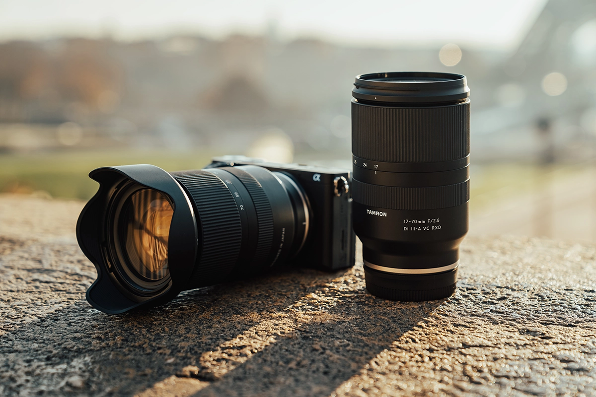 Objectif Tamron 17-70mm F/2.8 Di III-A VC RXD et appareil photo sans miroir Sony avec objectif Tamron11-20mm F/2.8 Di III-A RXD, exposés en extérieur à la lumière naturelle.