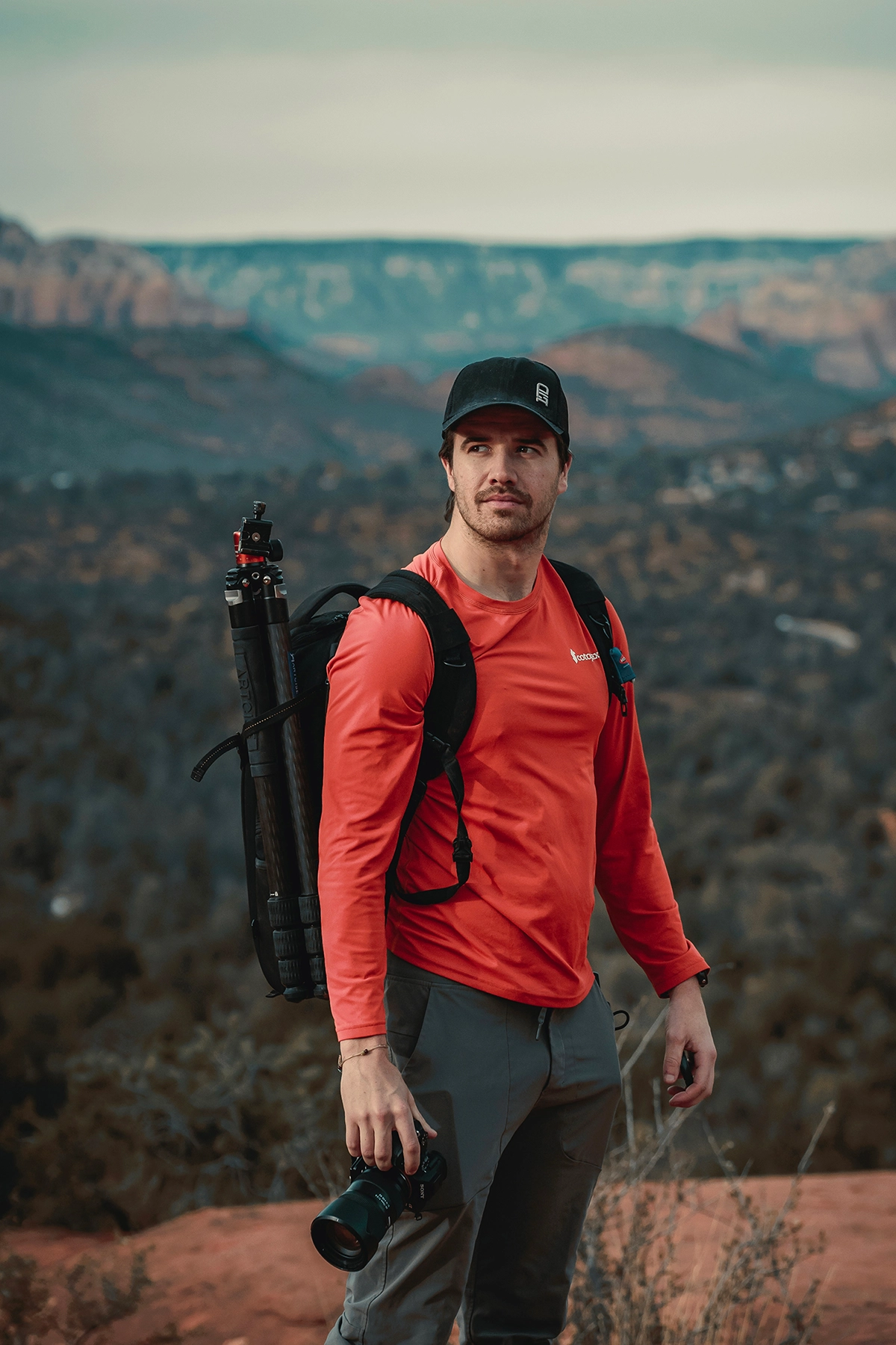 Seth Macey en plein air avec son appareil photo et son trépied, représentant la photographie narrative visuelle en Amérique du Nord.