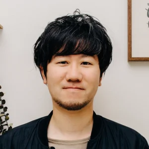 Retrato do fotógrafo Keita Suzuki fotografado em ambiente interno, usado para a análise do retrato de família Tamron 28-75 mm F2.8 G2.