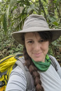 La photographe Alyce Bender, spécialiste de la forêt tropicale, en randonnée dans la végétation dense du Costa Rica lors d'une expédition de photographie macro.