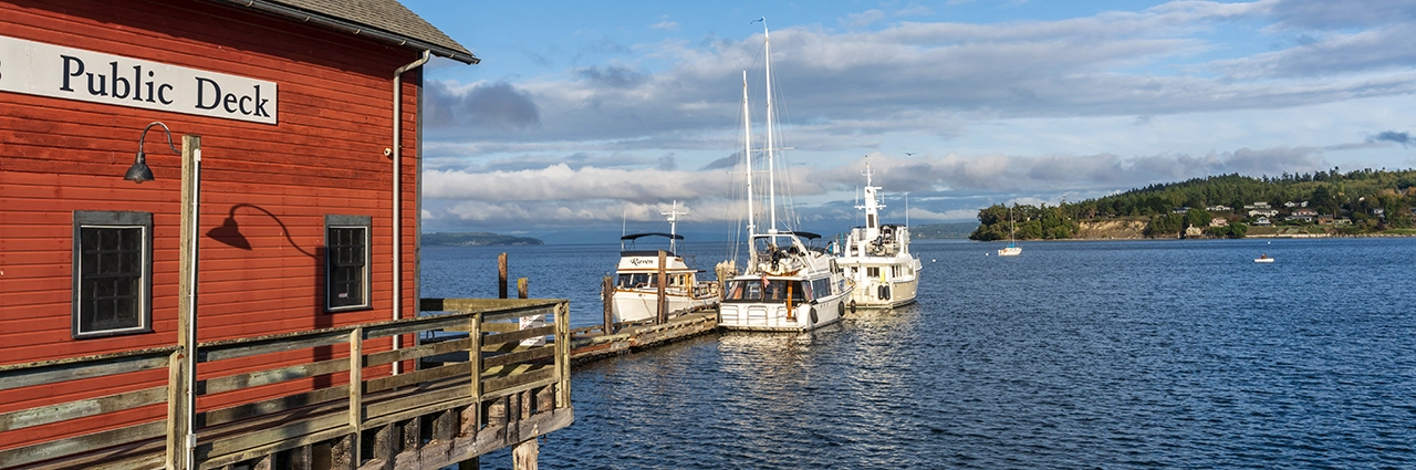 Doca pública com barcos atracados ao pôr do sol na região de Seattle, fotografada com a Tamron 28-75 mm F/2.8 G2