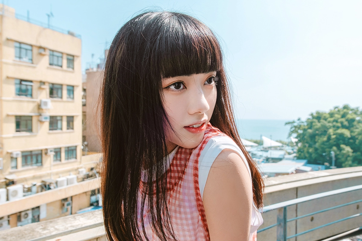 Retrato al aire libre de una joven capturado con un objetivo zoom Tamron para cámaras Fujifilm con montura X.