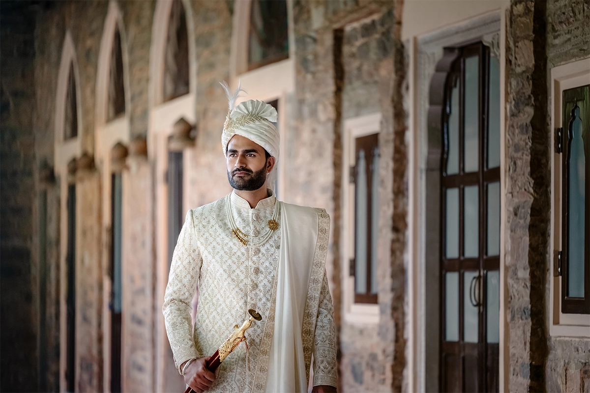 Noivo em traje tradicional de casamento fotografado com uma lente zoom telefoto Tamron para montagem Nikon Z.