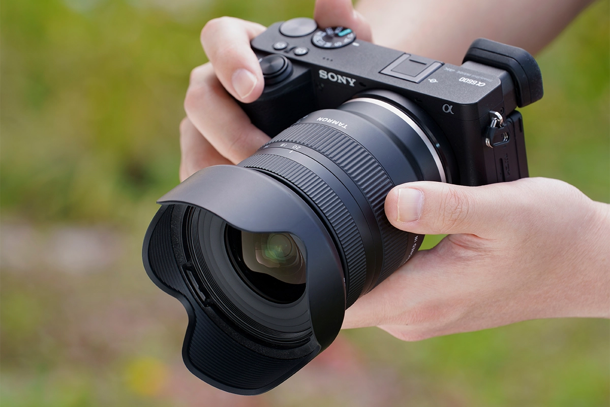 Objectif Tamron 11-20mm F/2.8 Di III-A RXD (modèle B060) monté sur un appareil photo sans miroir Sony APS-C en extérieur.