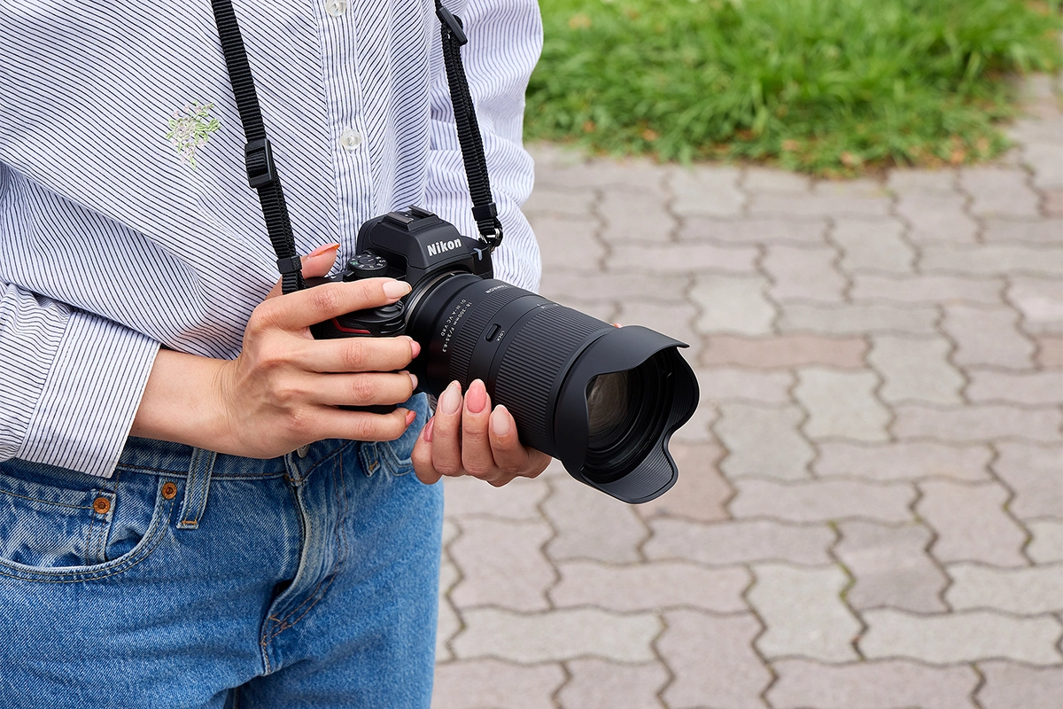 Lente Tamron 18-300 mm com zoom multifuncional em uma câmera Nikon de montagem Z para viagens e fotografia cotidiana.
