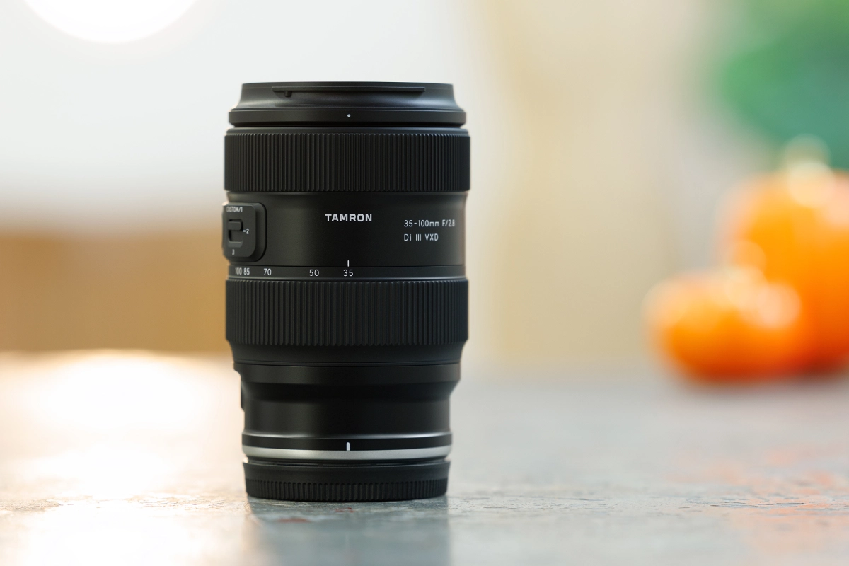 Lente Tamron 35-100 mm F2.8 Di III VXD (modelo A078) com zoom de telefoto médio para retratos e eventos com montagem Nikon Z.