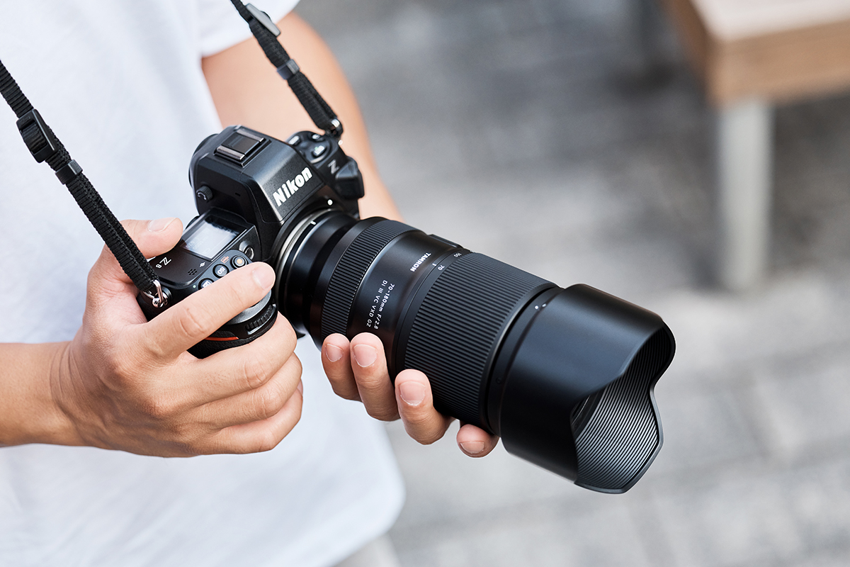 Lente zoom teleobjetiva Tamron 70-180 mm F/2.8 Di III VC VXD G2 (modelo A065) em uma câmera sem espelho Nikon Z para fotografia de esportes e retratos.