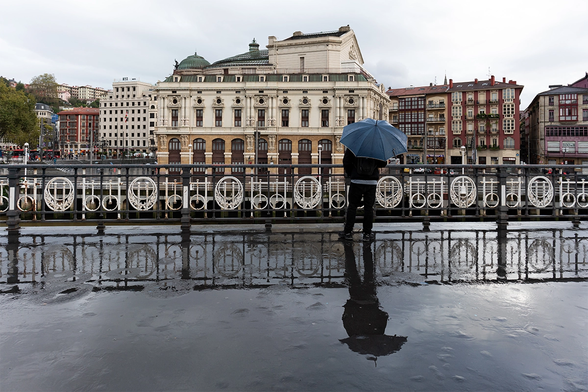 Photo de voyage grand angle de l'architecture historique de Bilbao prise avec l'objectif Tamron 24mm F2.8 Di III OSD.