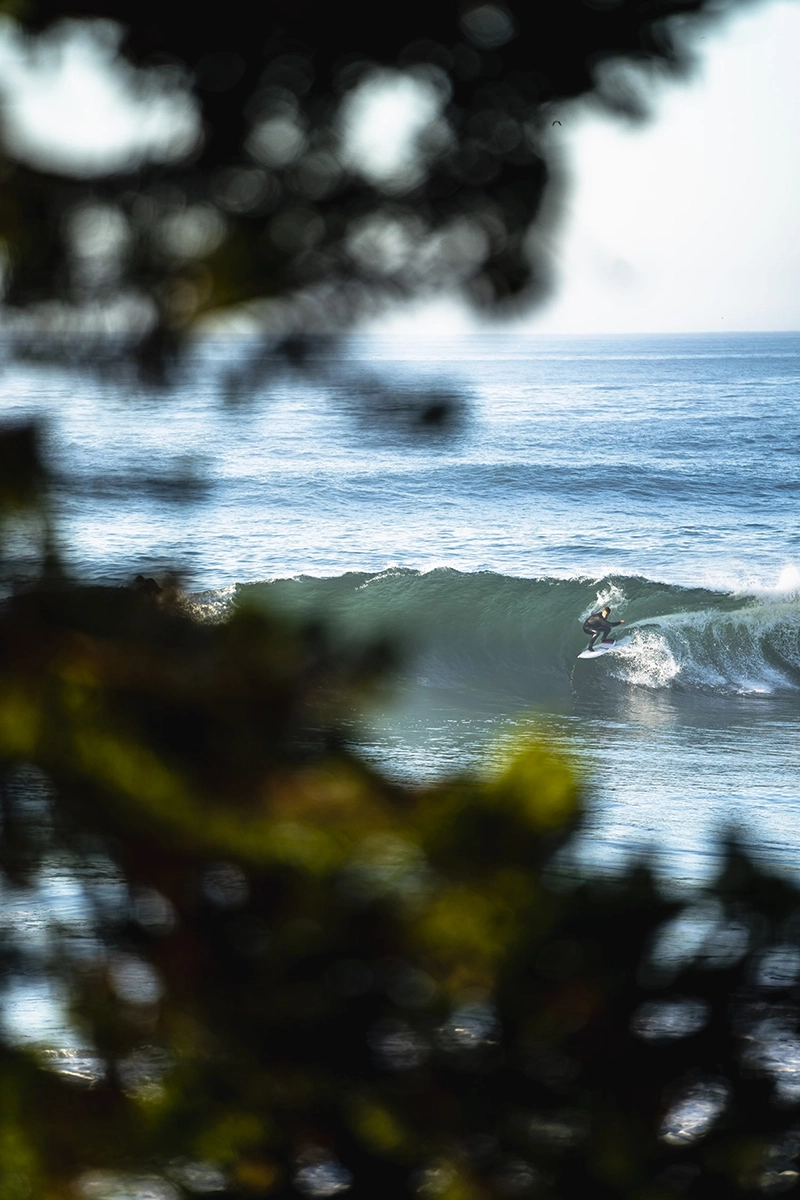Fotografía de surf de un surfista montando una ola rompiendo cerca de Santa Cruz, California.